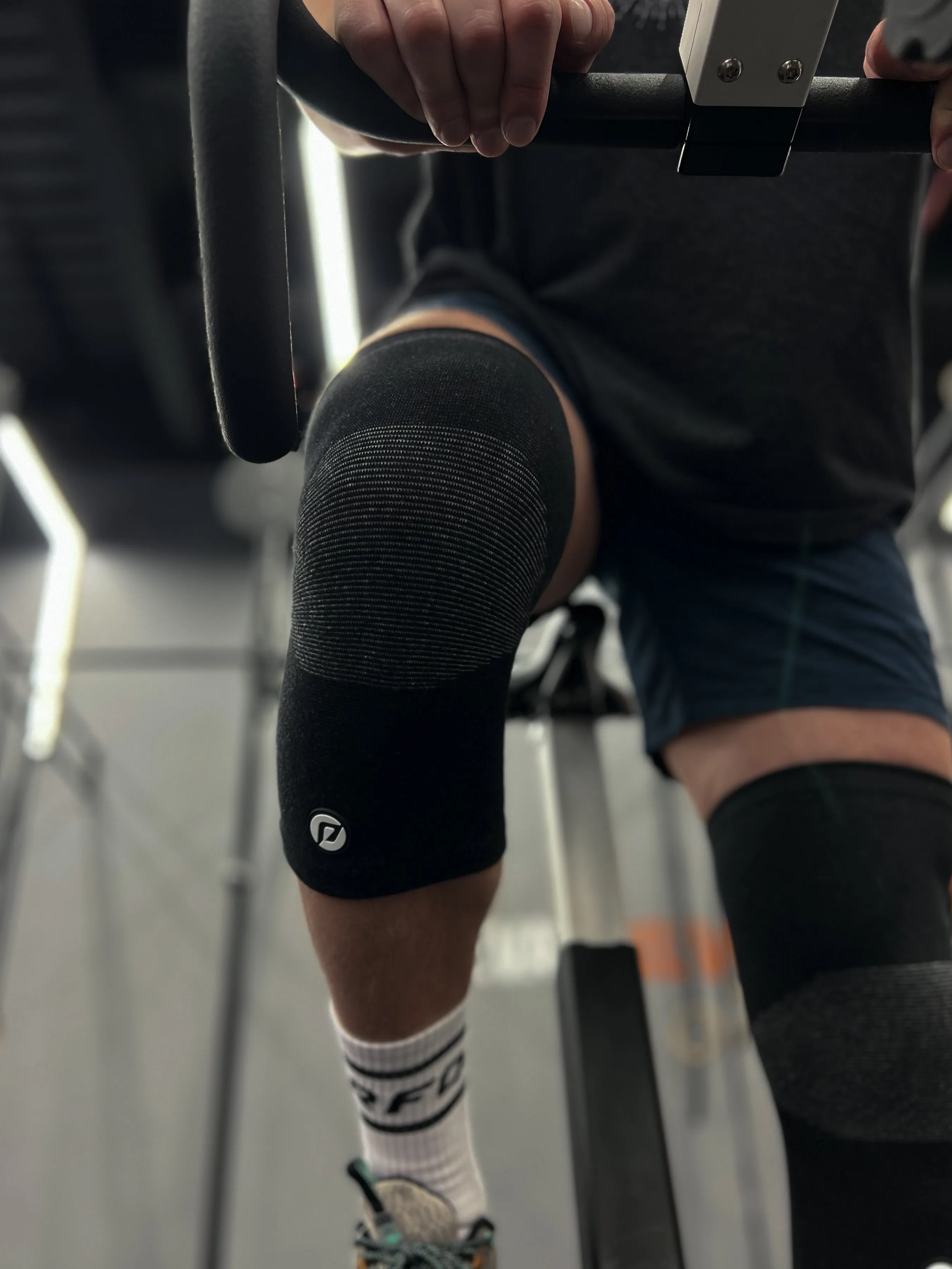 LIGHTWEIGHT KNEE SLEEVES