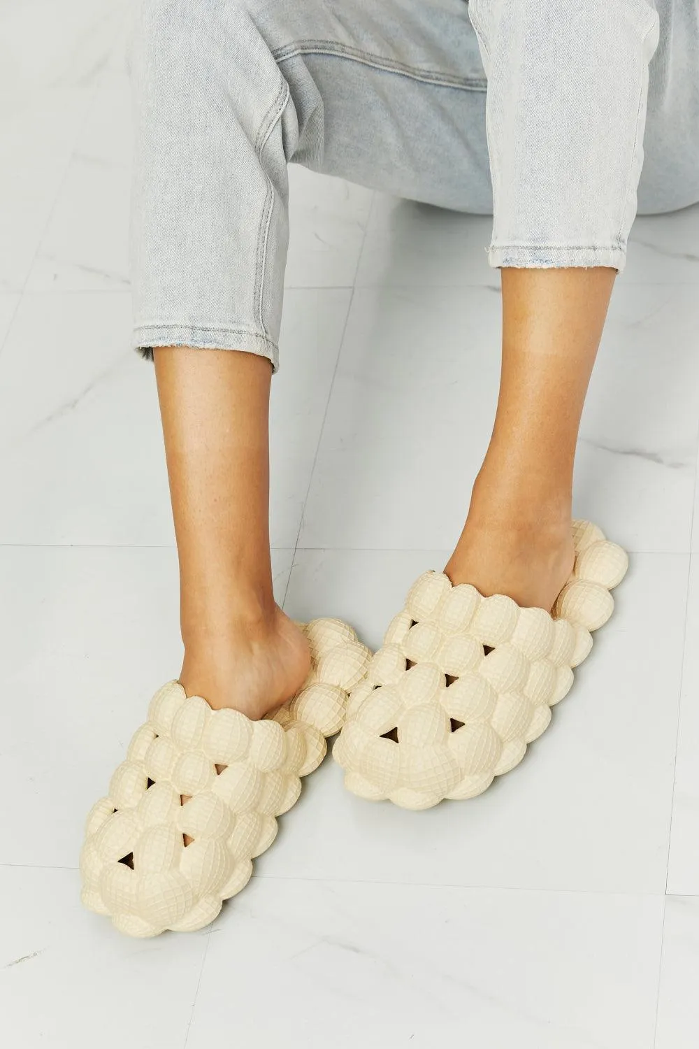 Nook Joi Bubble Pattern Round Toe Cream Slides